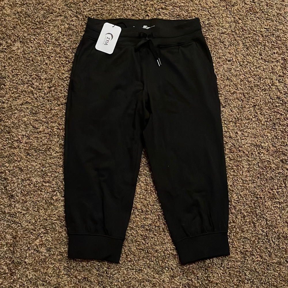 New Zyia Black Ascend Capri Joggers size L retail for $69 
$30